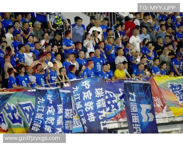 卡普卡带领高低级别足球激战全场技艺展现球场风采