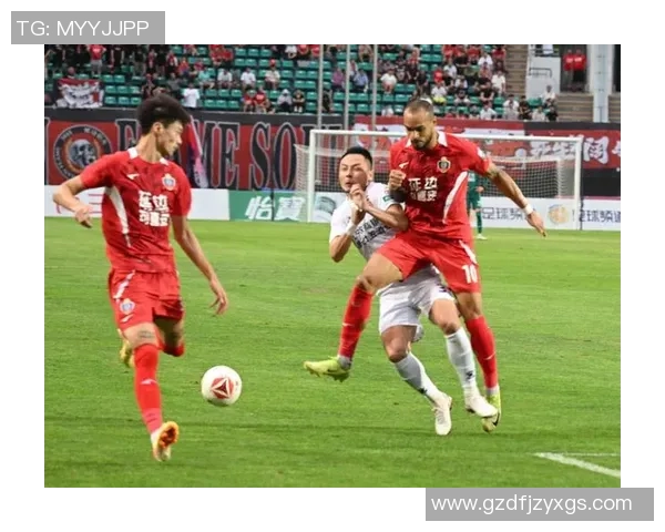 四大足球巨星同场竞技巅峰对决揭秘球场传奇与未来之星的较量