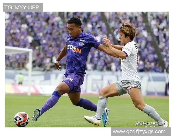 足球巨星极限挑战惊险障碍赛场展现非凡技艺与坚毅精神