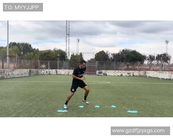 足球球星助理揭秘如何协助明星球员平衡训练生活与公众形象