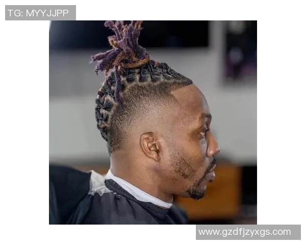 足球球星独特发型两条杠设计分析与时尚潮流趋势解读