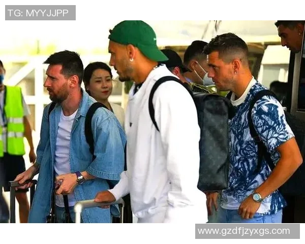 足球巨星亮相公共场合引发热议 聚焦明星效应与公众互动反响